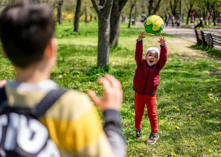 Най-удобните детски дрехи за игра на открито тази пролет