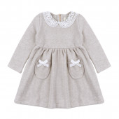 Бебешка плътна рокля с дантела и джобчета в бежово 2