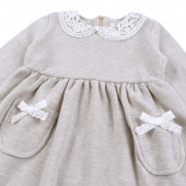 Бебешка плътна рокля с дантела и джобчета в бежово 4
