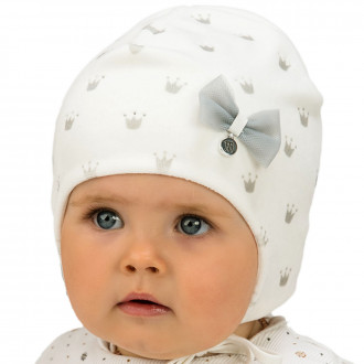 Бебешка плюшена шапка в бяло за момичета 