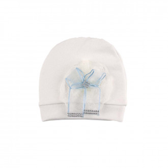 Трикотажна бебешка шапка в бяло със синя панделка