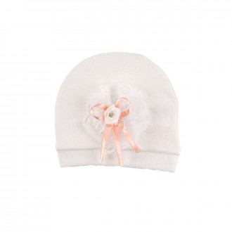 Трикотажна бебешка шапка в бял цвят