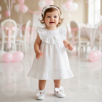 Бебешка лятна рокля от рязана дантела в бяло