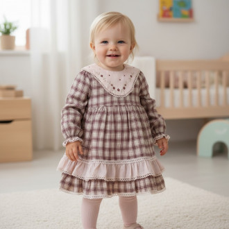 Рокля с бродирана якичка и дантела