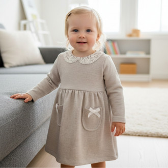 Бебешка плътна рокля с дантела и джобчета в бежово