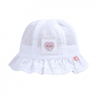 Лятна шапка с перличка в бяло