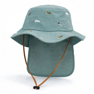 Лятна шапка с удължена периферия в бледозелено