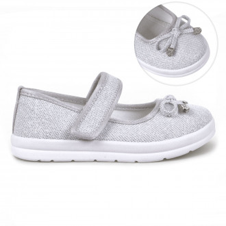 Олекотени обувки с блестящ ефект в сребристо