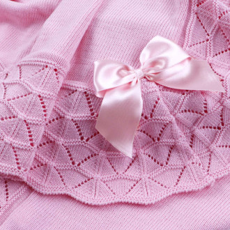 Бебешка пелена от плетиво с ажурен кант в розово 100 x 95 см