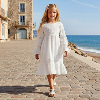 Детска рокля с плетена дантела в екрю