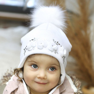 Зимна трипластова шапка с пискюл и цветенца в бяло