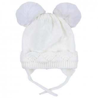 Зимна шапка с декоративна оплетка в кремаво бяло