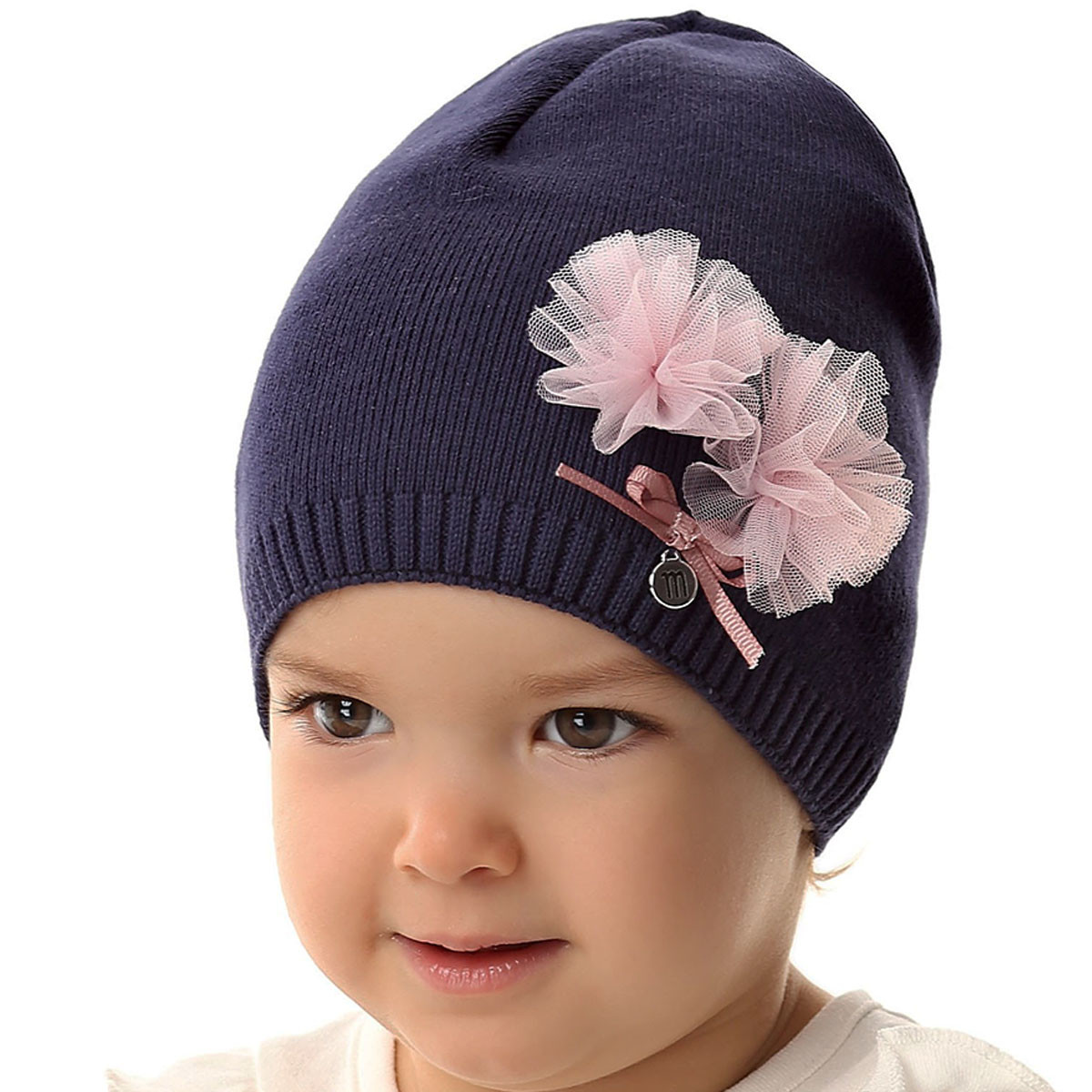 Бебешка шапка от фино плетиво за момичета 