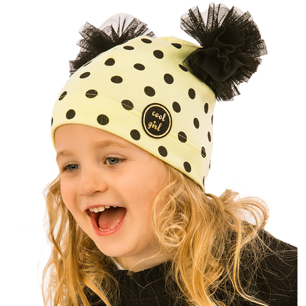 Трикотажна детска шапка за момичета с декоративни пискюли