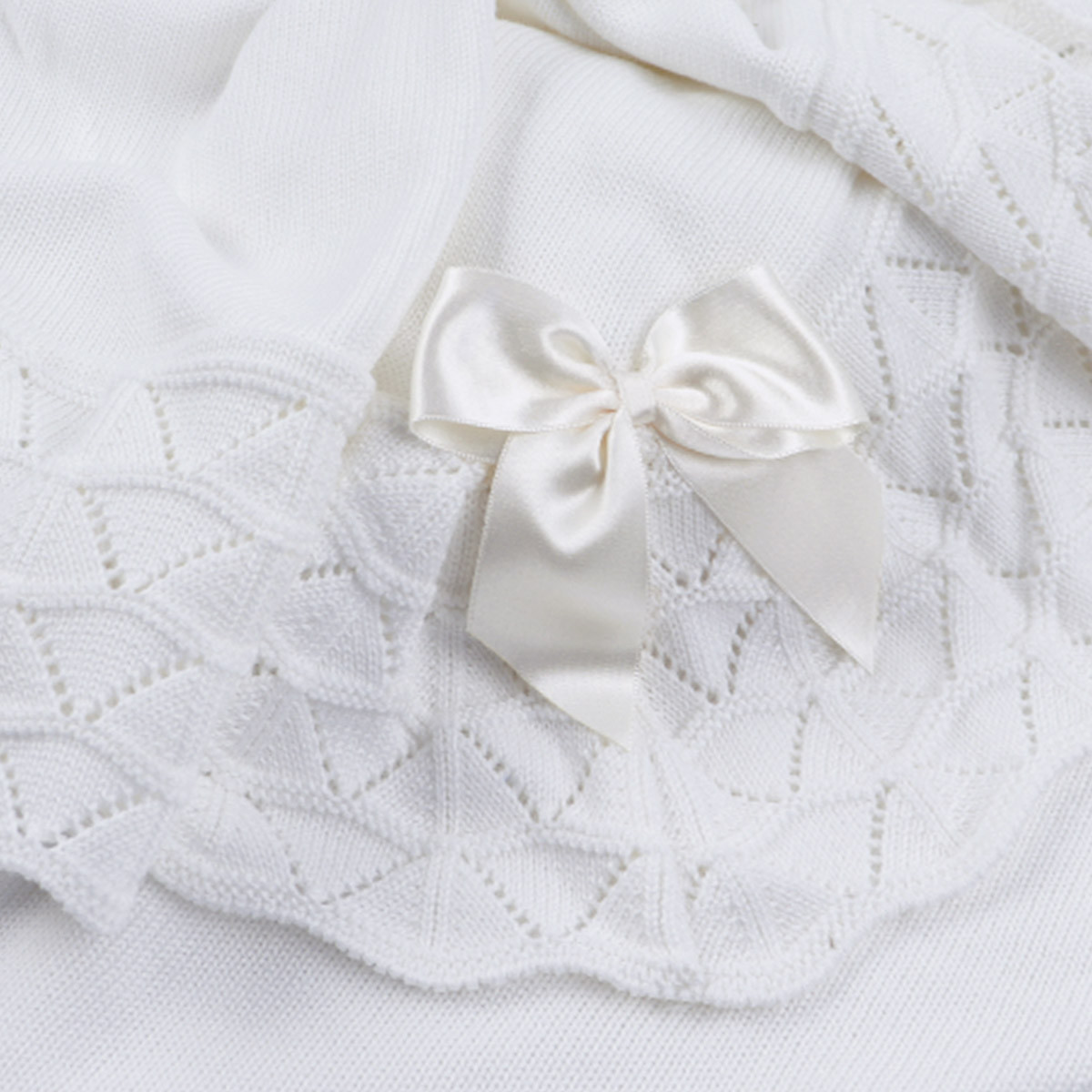 Бебешка пелена от плетиво с ажурен кант в екрю 100 x 95 см