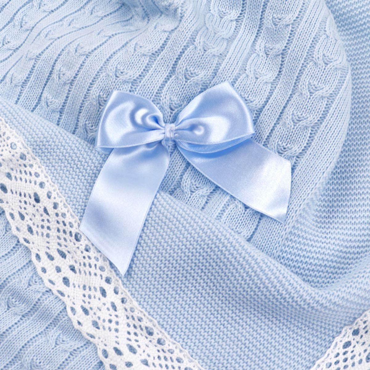 Бебешка пелена от плетиво с дантелен кант в синьо 110 х 110 см