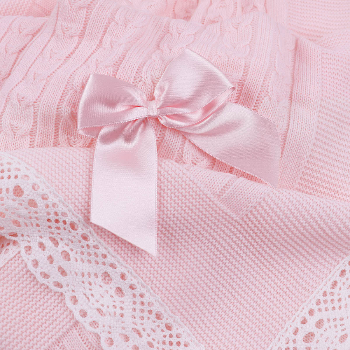 Бебешка пелена от плетиво с дантелен кант в розово 110 х 110 см